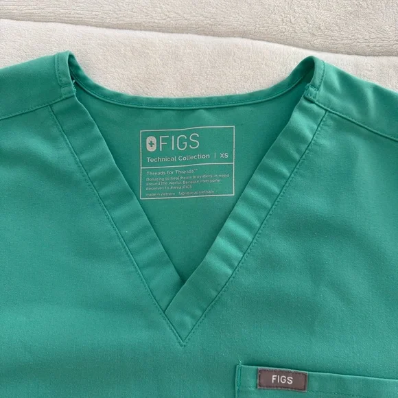 FIGS Surgical Green Scrub Set - Picture 9 of 9